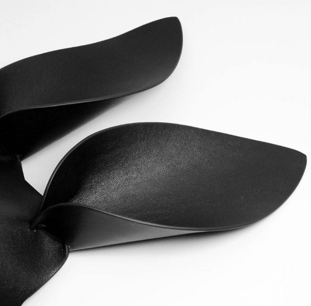 Mask i form av en rabbit eller bunny. Masken är i äkta skinn eller läder.