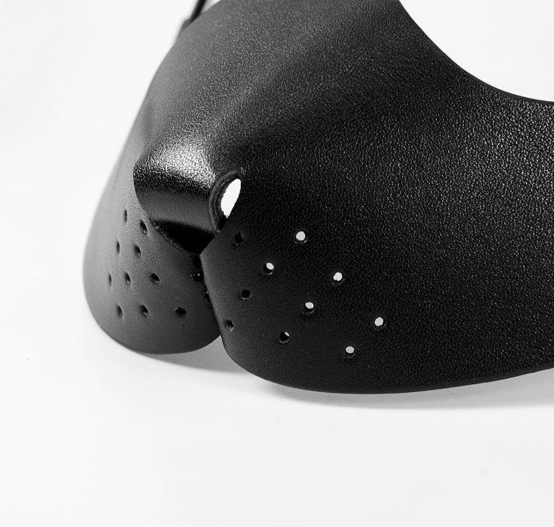 Mask i form av en rabbit eller bunny. Masken är i äkta skinn eller läder.