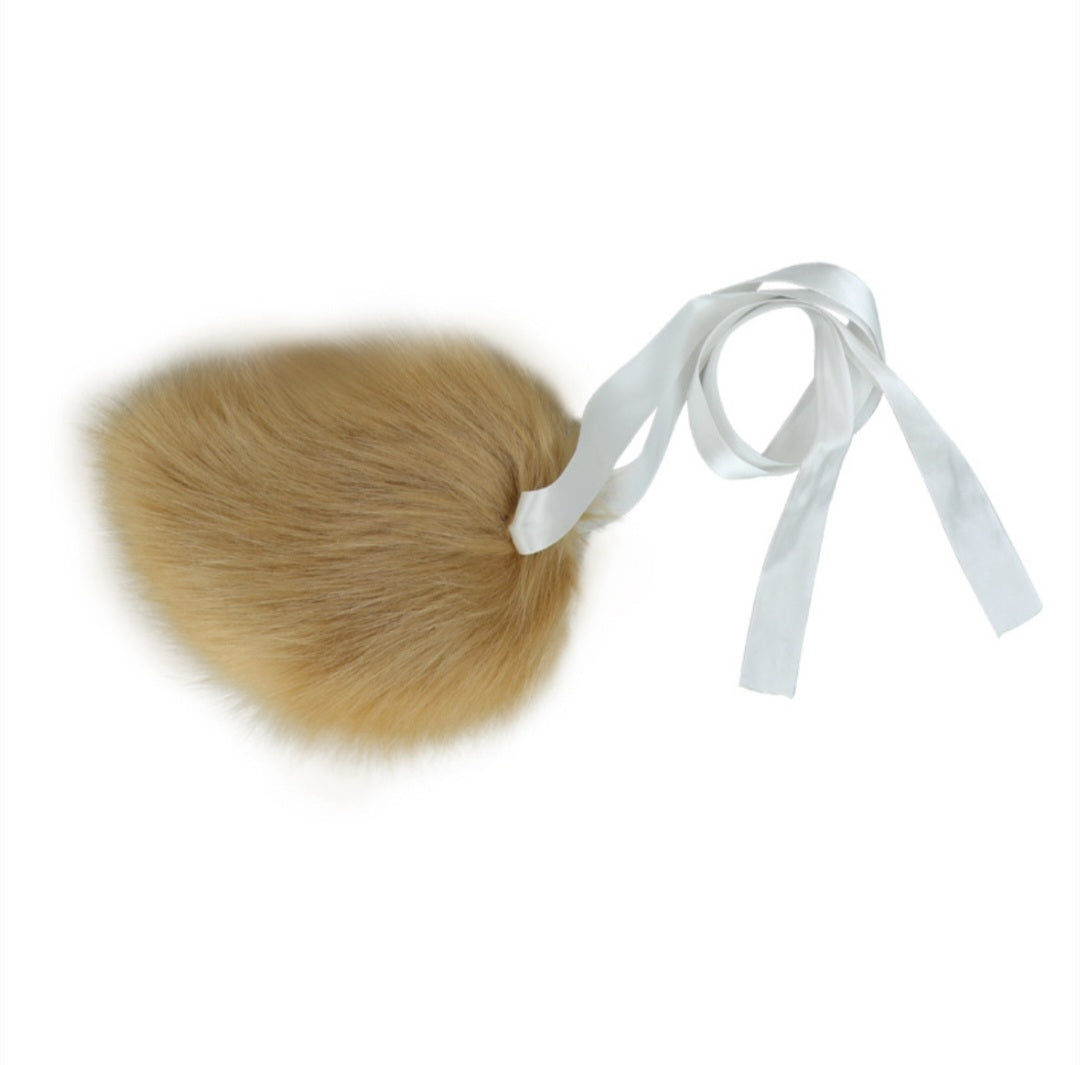 Welpenspielschwanz, Schwanz zum Spielen mit Welpen. Beiger kleiner Hasenschwanz mit Bund