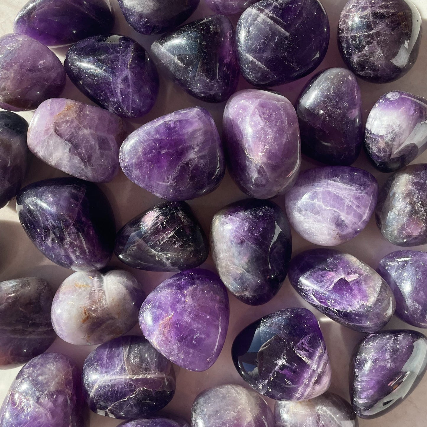 Getrommelter Amethystkristall. Amethyst-Edelstein.