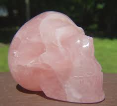 Calavera de cristal grande en cuarzo rosa, calavera de cristal en cuartos de rosa