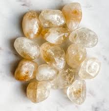 Piedra preciosa de citrino caída
