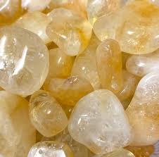 Piedra preciosa de citrino caída