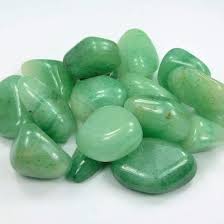 Getrommelter grüner Aventurin-Kristall. Grüner Aventurin-Edelstein.