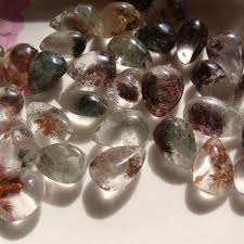 Getrommelte Ghost-Chrystal- oder Phantom-Quarts. Halbedelstein oder Edelstein.