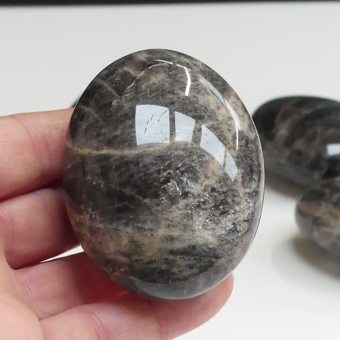 Cristal rodado, piedra lunar negra.