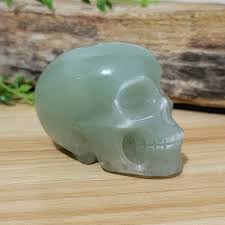 Gran calavera de cristal en piedra aventurina verde.