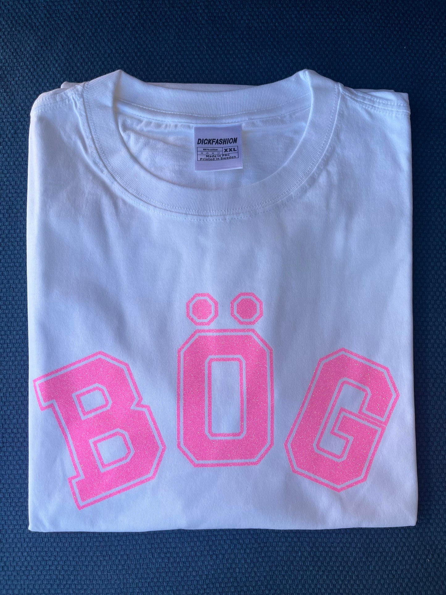 Camiseta con estampado BÖG en purpurina rosa en el pecho