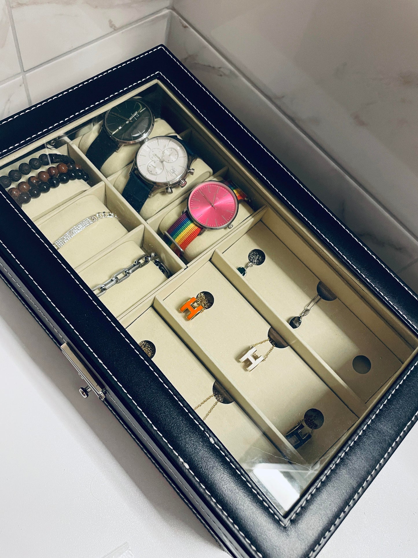 Jewelery box, for jewellery, sunglasses or wristwatches.