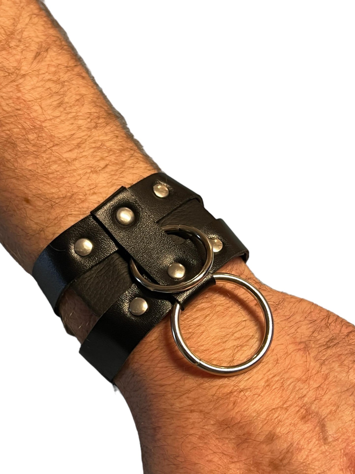 Armband i läder eller skinn. Som smycke eller för spännande vuxenlekar