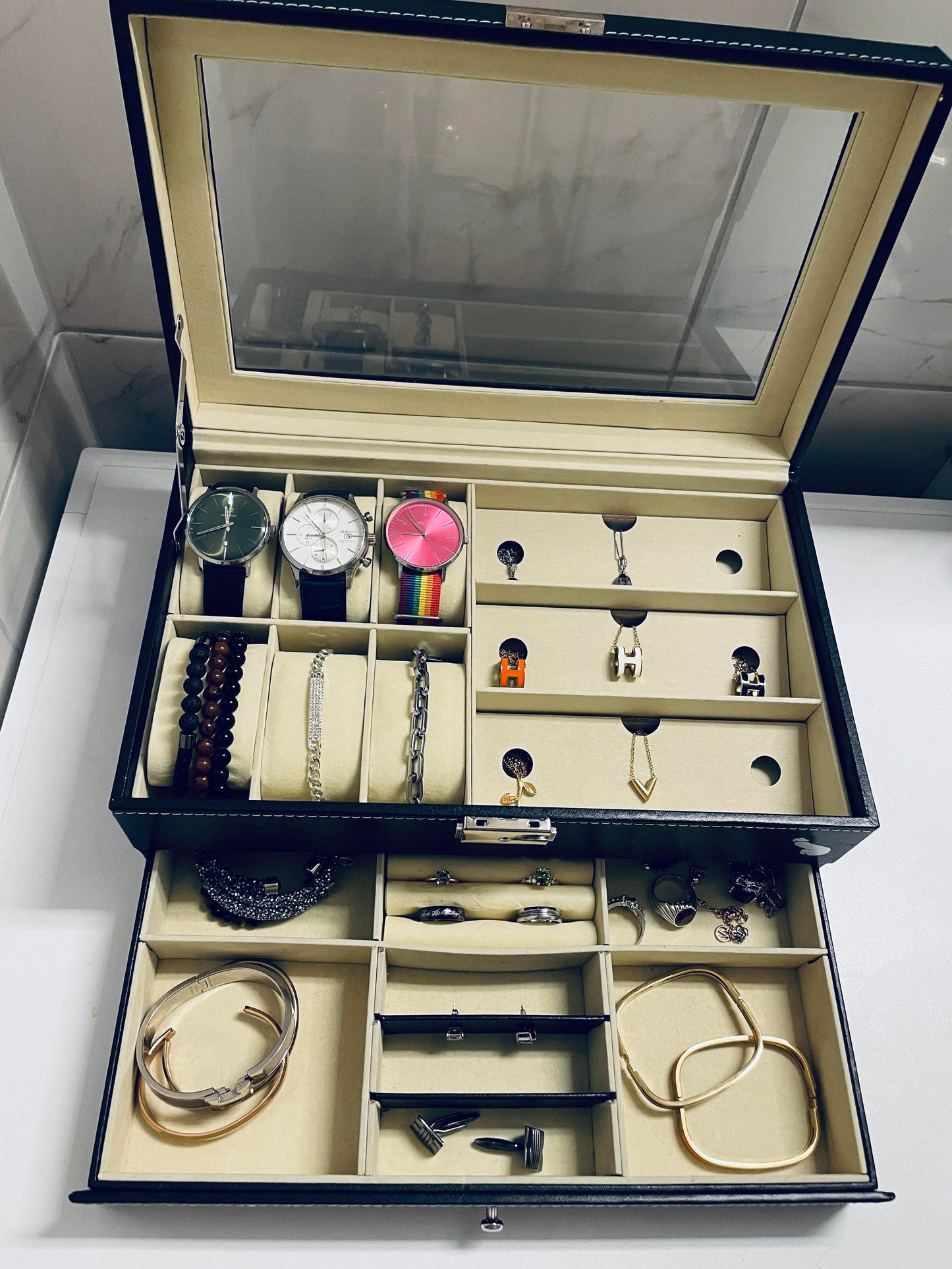Jewelery box, for jewellery, sunglasses or wristwatches.