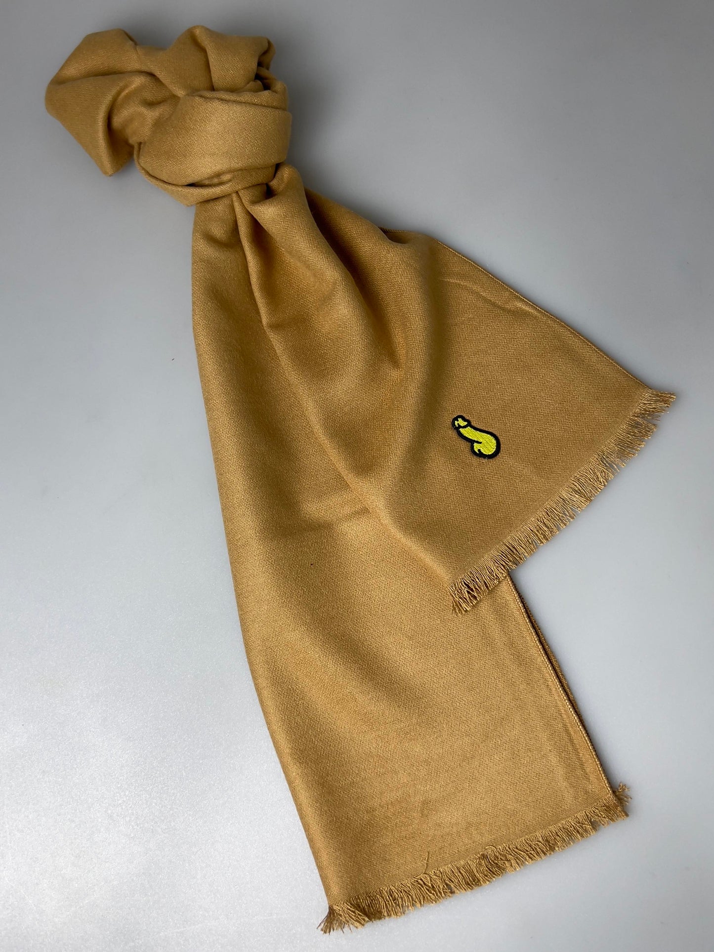 Beiger oder gelber Schal, stilvoll und warm