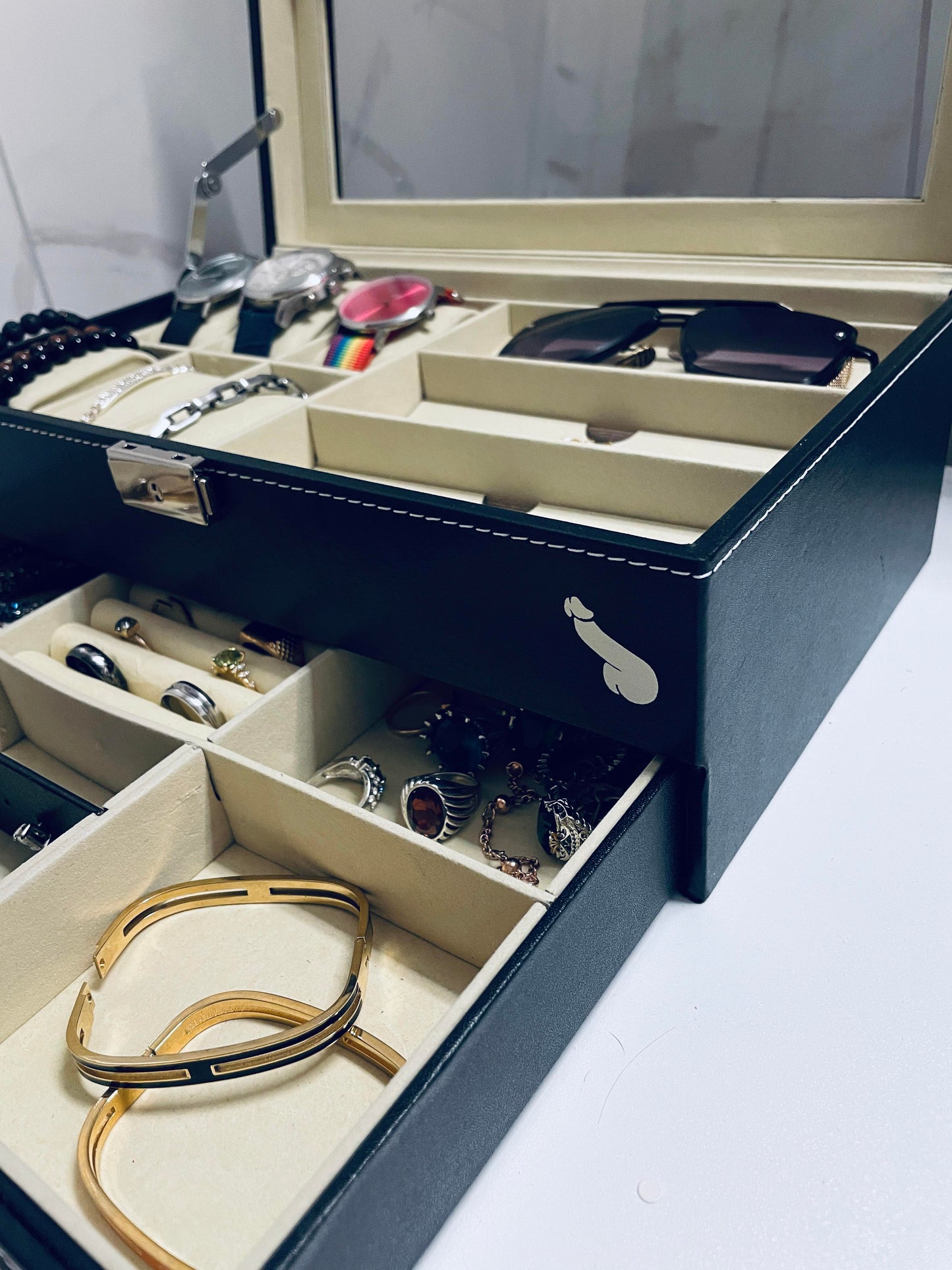 Jewelery box, for jewellery, sunglasses or wristwatches.