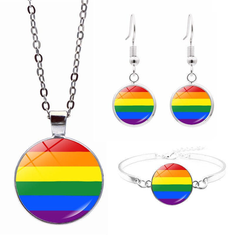 Joyas Pride, collar, pulsera y pendientes. Un conjunto de joyas arcoíris