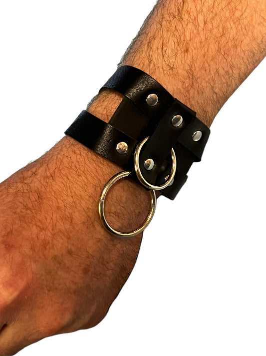 Armband i läder eller skinn. Som smycke eller för spännande vuxenlekar