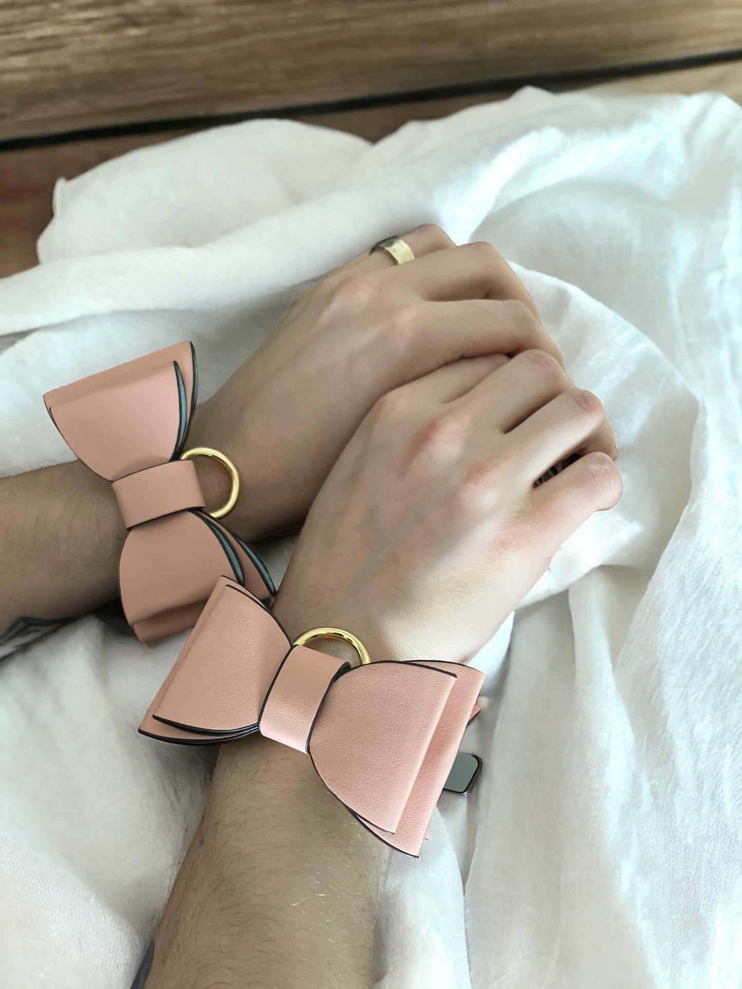 Puños de cuero rosa atrevidos y elegantes con lazo para manos o pies.