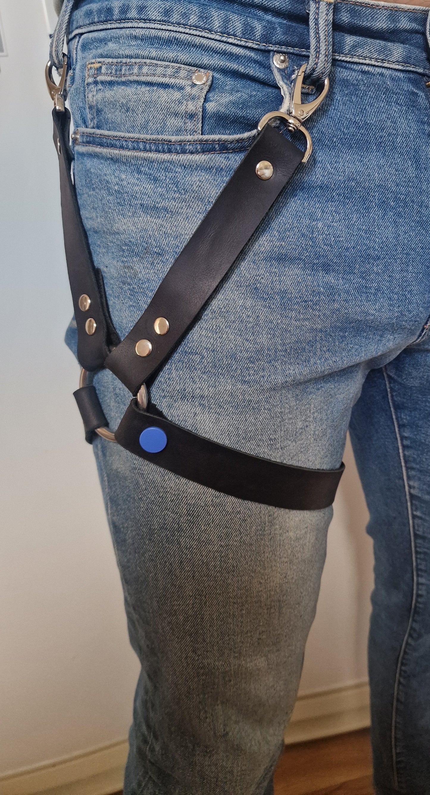 Harness för benen i äkta läder med blå detalj