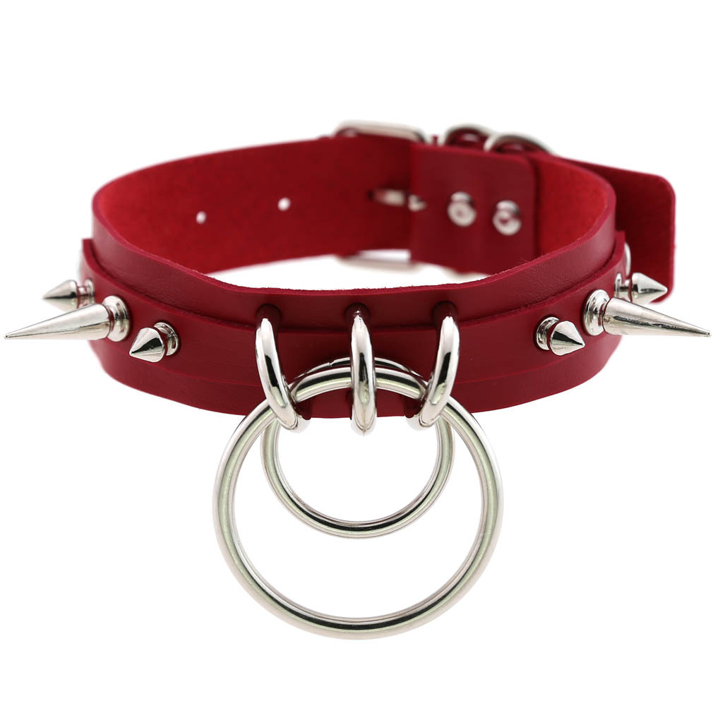 Choker i svart, rosa eller cerise med nitar och ringar