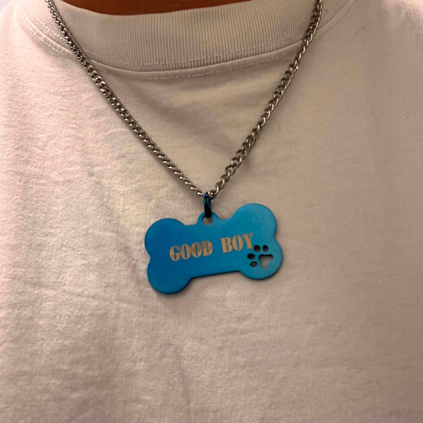 Halsband med ben för valpar som gillar puppy play med texterna, good boy, WOOF eller puppy