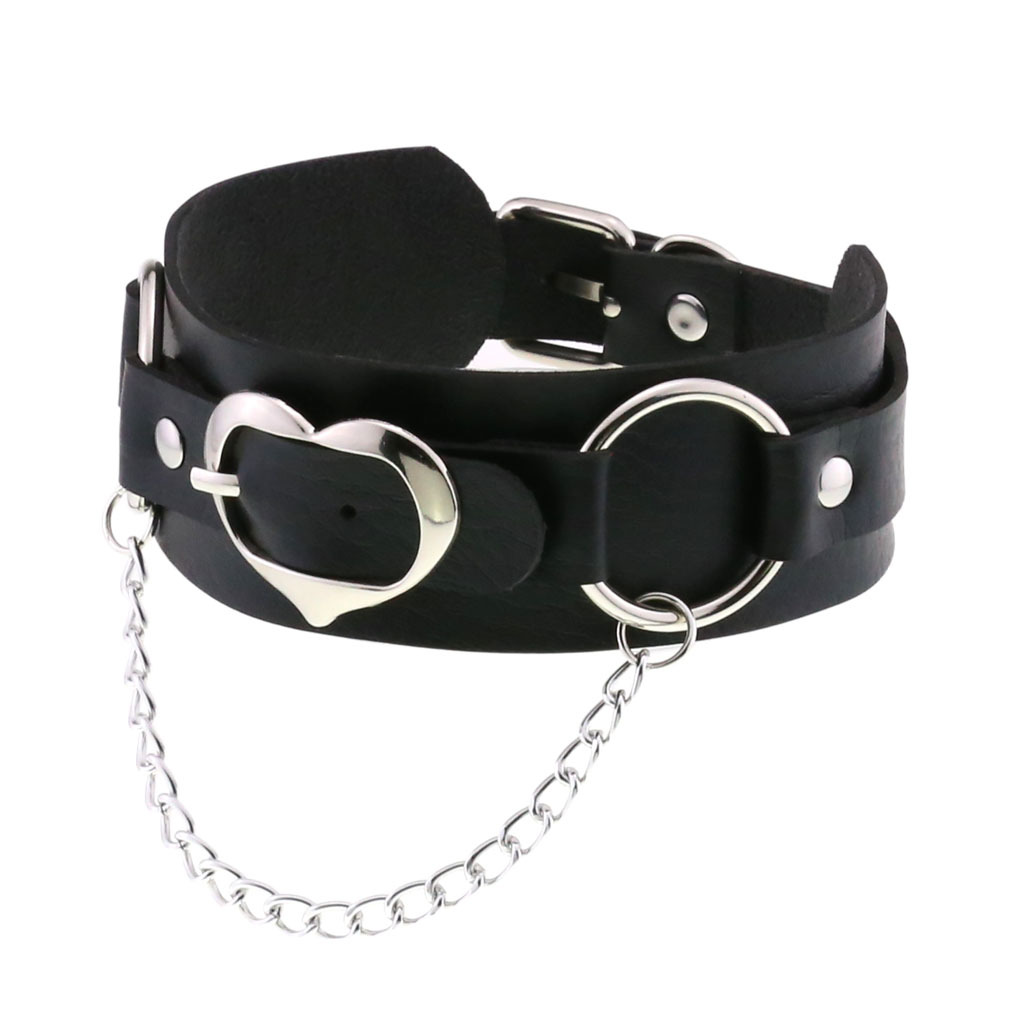 Choker i svart med kedjor och hjärta
