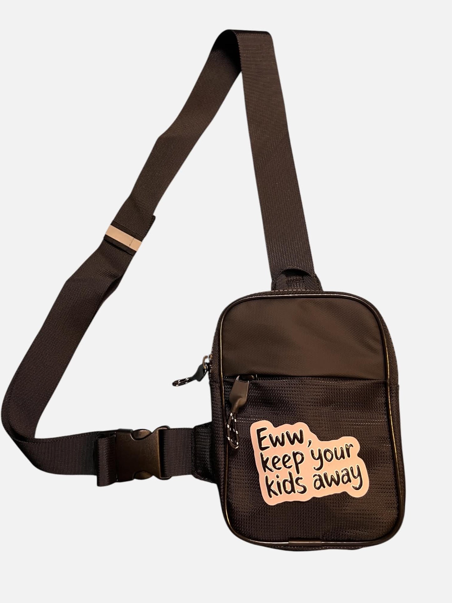 Chest bag, sling bag, i svart med olika 3d tryck som RETIRED TWINK, WOOF mfl