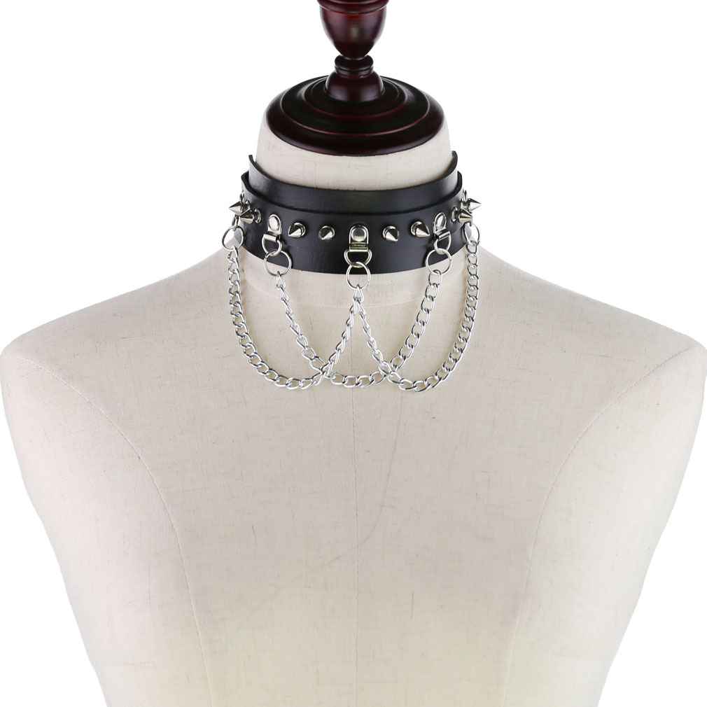 Choker i svart med kedjor