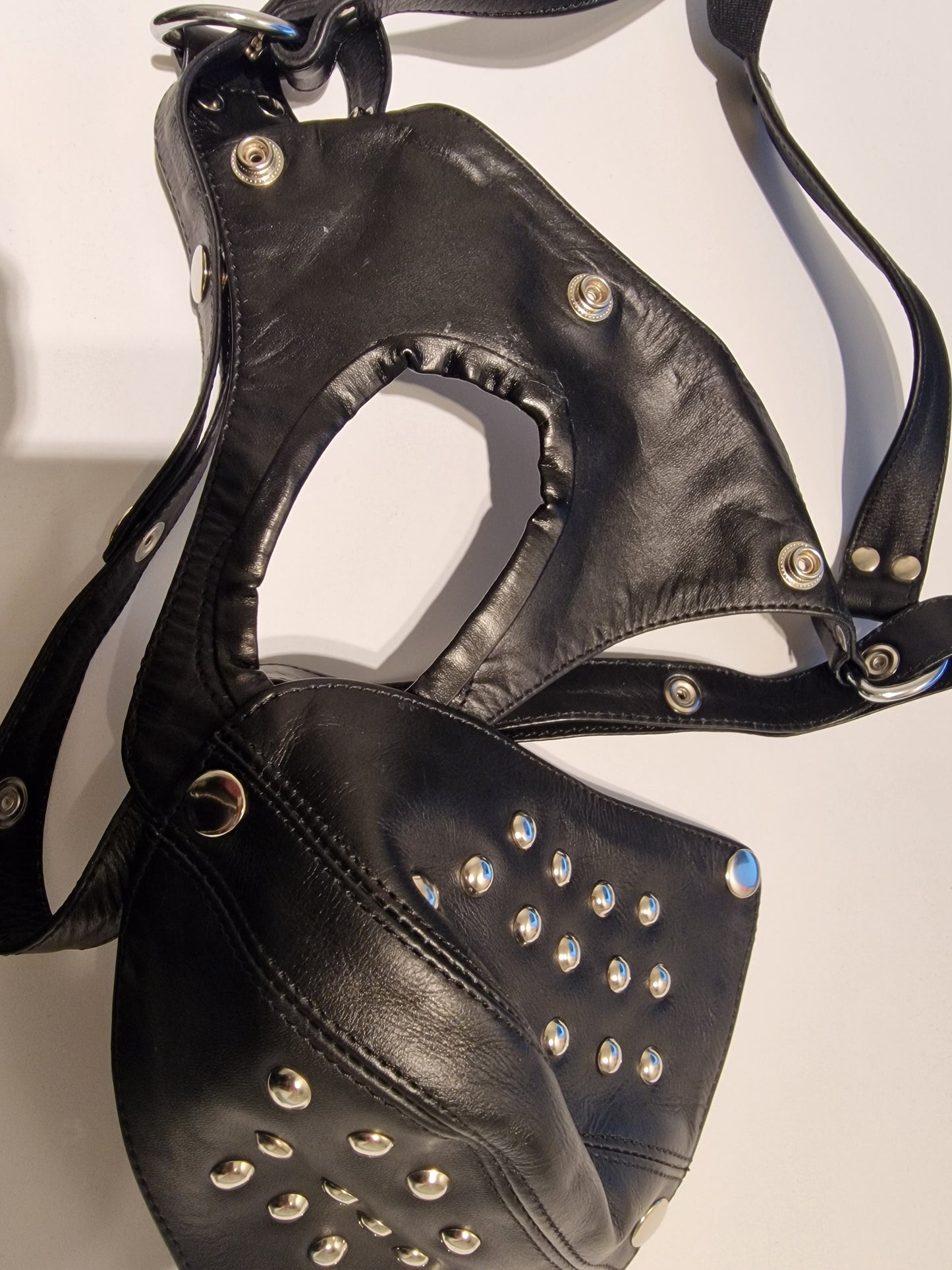 Jockstrap aus echtem Leder mit Nieten und abnehmbarem Vorderteil