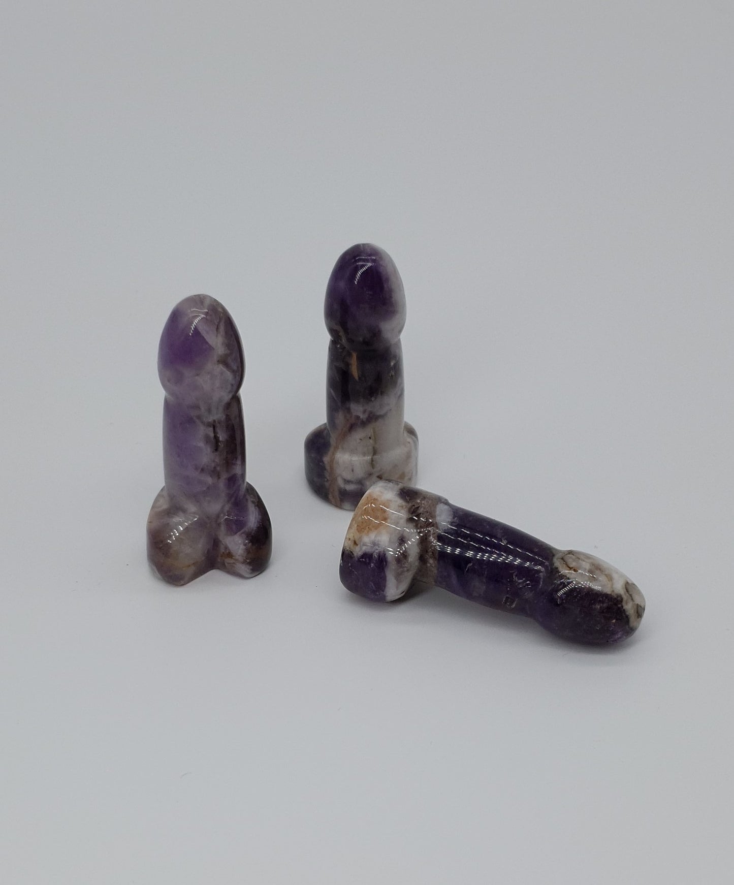 Staty i kristall eller sten formad som en snopp eller dick, 5 cm lång.