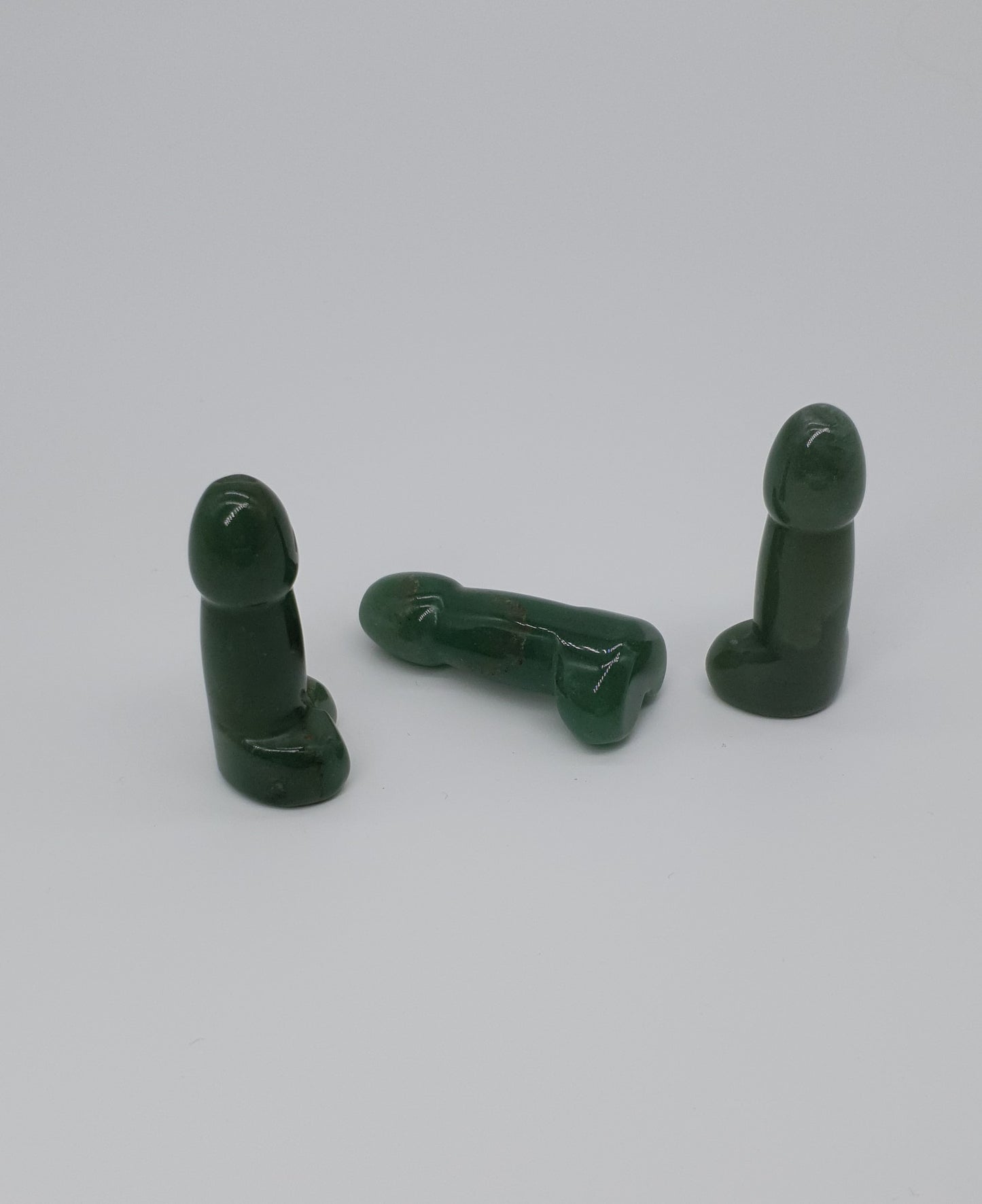 Staty i kristall eller sten formad som en snopp eller dick, 5 cm lång.