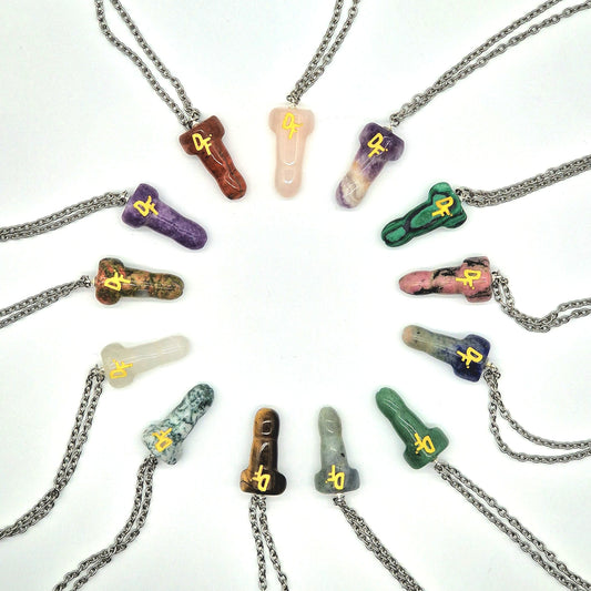 Halsband med olika kristaller eller stenar formade som en dick