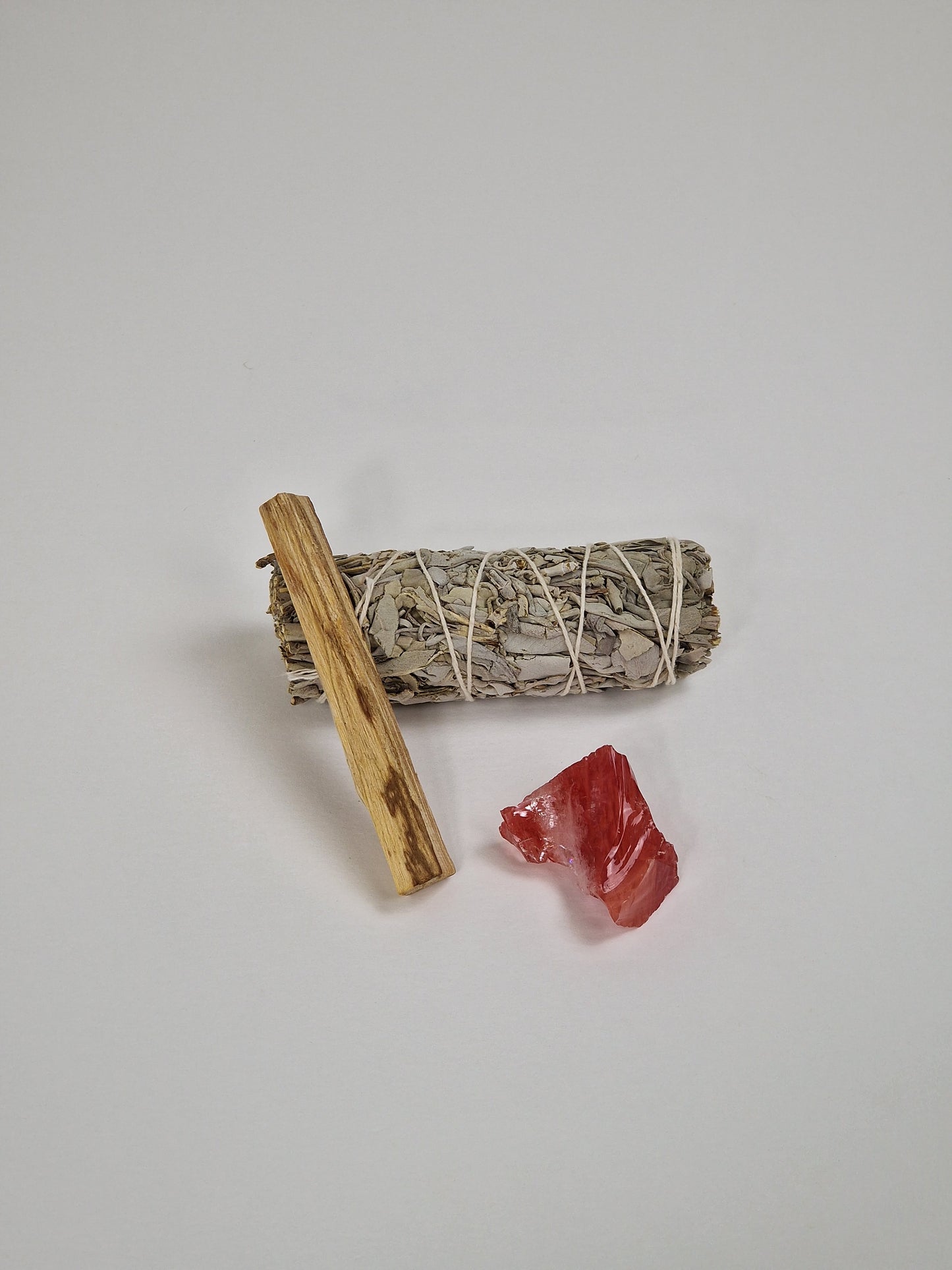 Großes Bündel weißer Salbei, ein Rohkristall-Kirschquart, Kirschquart und ein Stück Palo Santo, heiliges Holz