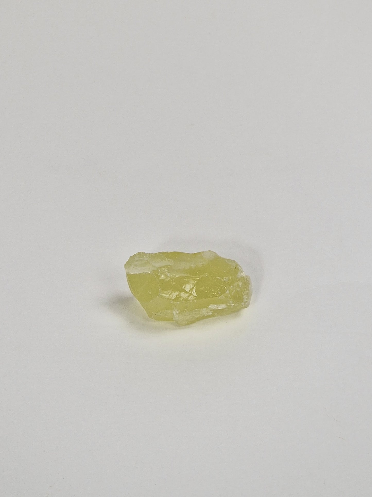 Ein Paket mit einem rohen Citrinkristall, einem großen Bündel Salbei und einem Stück Palo Santo, dem heiligen Holz