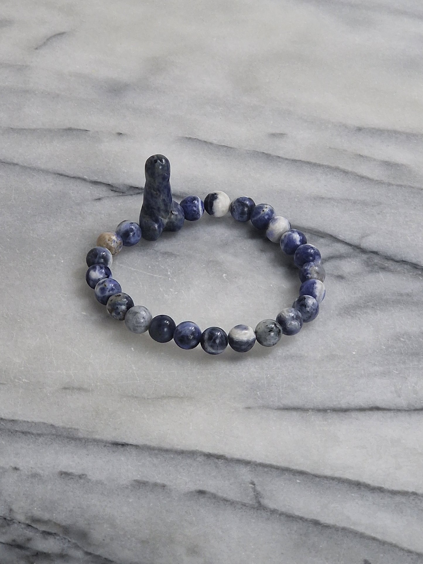 Pulsera de piedra semipreciosa sodalita azul.