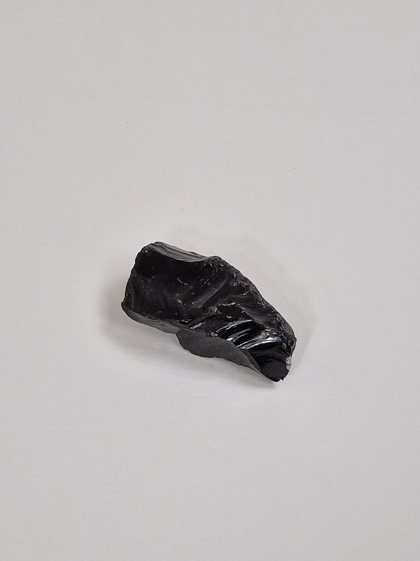 Paquete de ónix negro o cristal de ónix negro con un manojo grande de salvia blanca y un trozo de Palo Santo