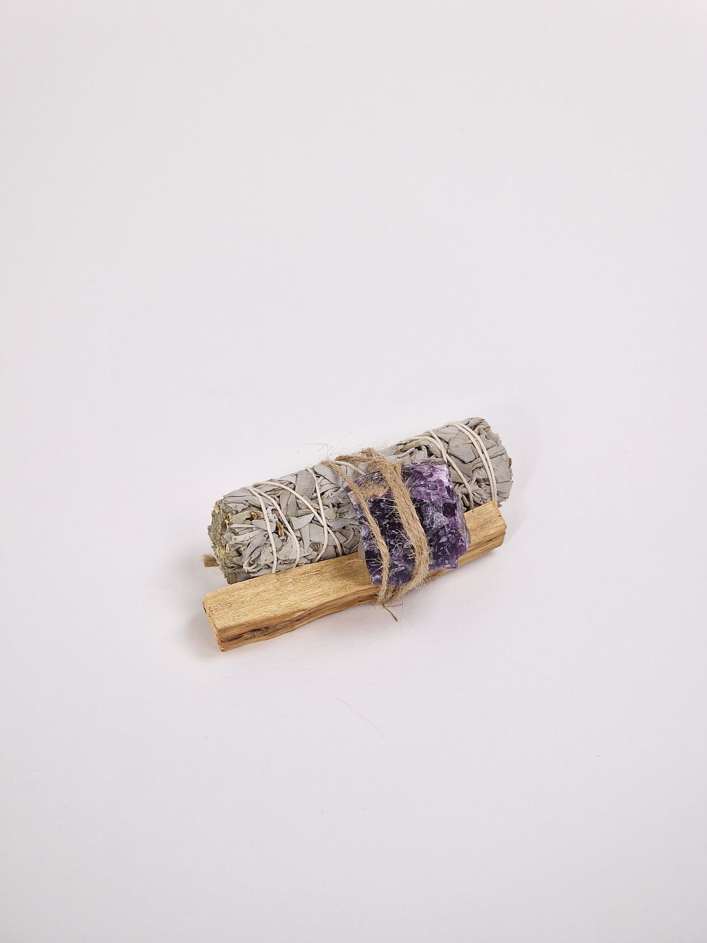 Ametrinkristall mit Salbei, Räucherstäbchen und Palo Santo, heiligem Holz