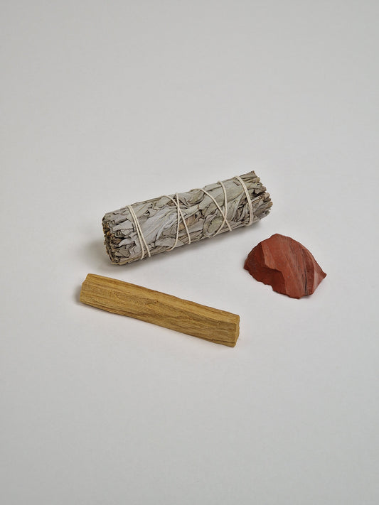 Red Jasper, röd jasper kristall med vit salvia, smudge stick och Palo Santo