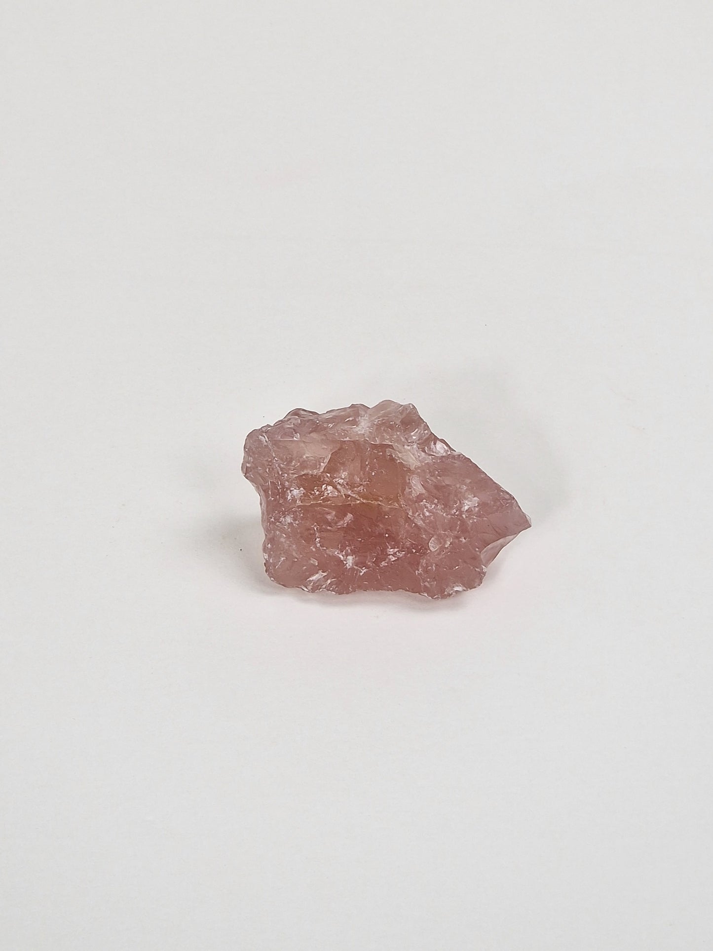Rosenquarz, Rosenquarzkristall mit weißem Salbei, Räucherstäbchen und einem Stück Palo Santo, heiligem Holz