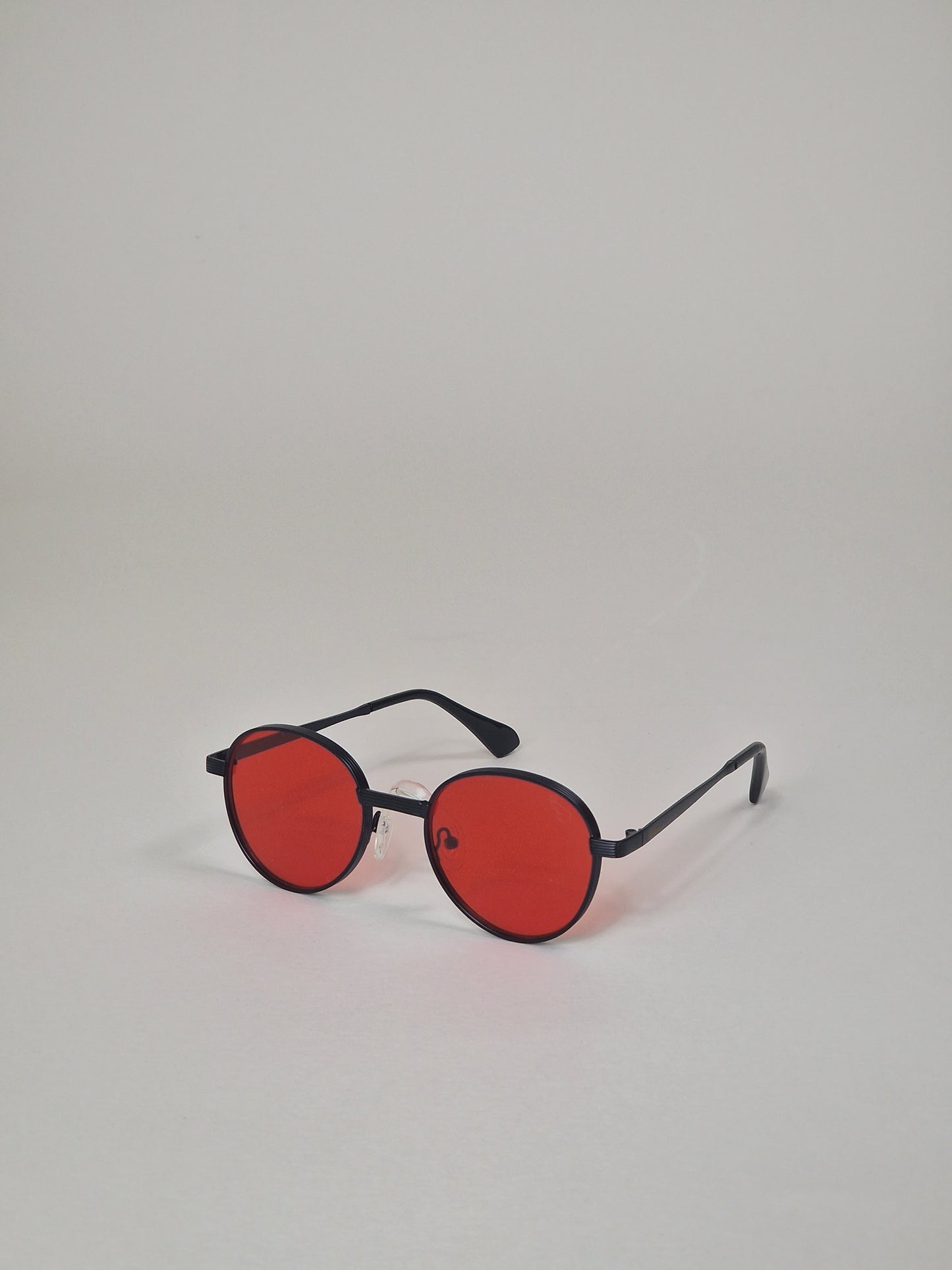 Sonnenbrille mit roten polarisierten Gläsern. Nr. 25