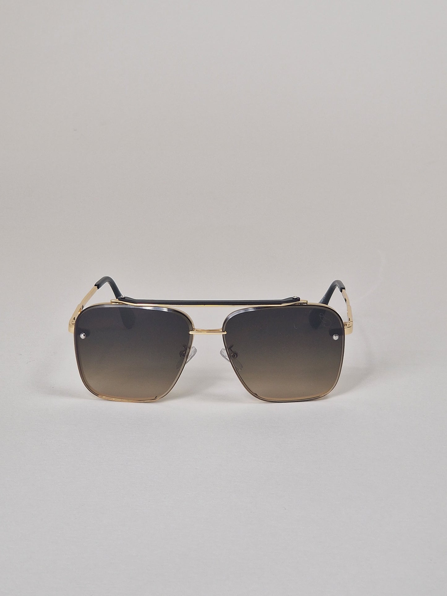 Sonnenbrille mit polarisierten schwarz/braun getönten Gläsern. Nr.01