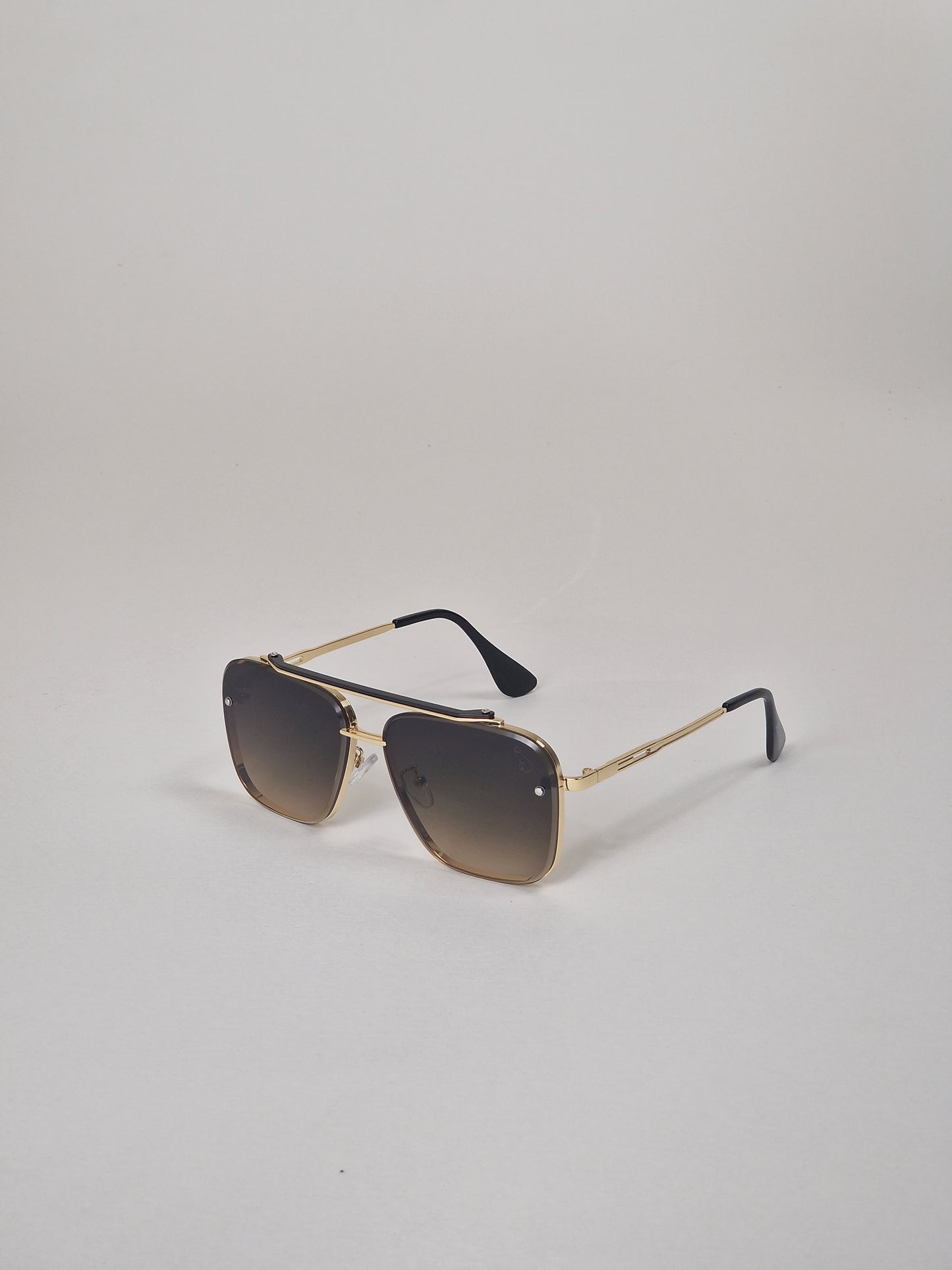 Sonnenbrille mit polarisierten schwarz/braun getönten Gläsern. Nr.01