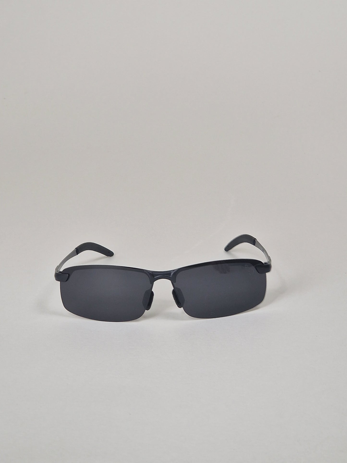 Sonnenbrille mit polarisierten, schwarz getönten Gläsern. Nr. 36