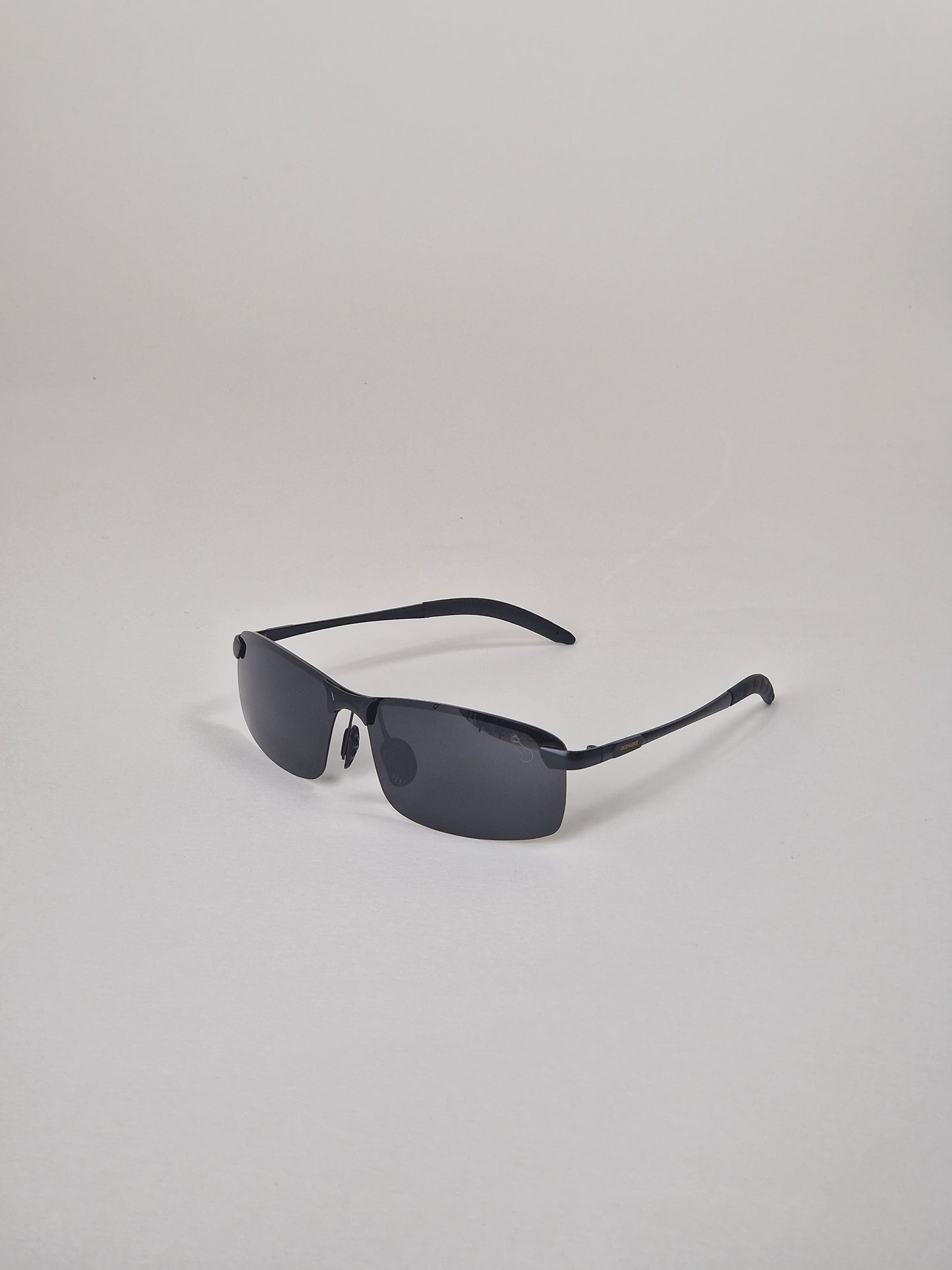 Sonnenbrille mit polarisierten, schwarz getönten Gläsern. Nr. 36
