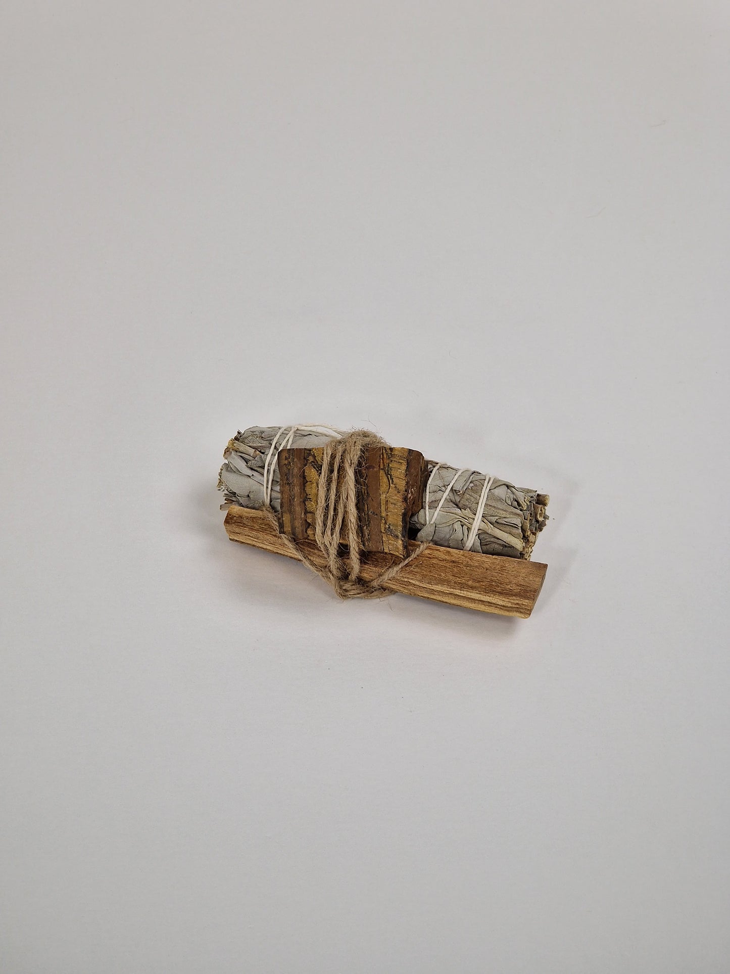Tigerauge, Tigerauge mit weißem Salbei, Räucherstäbchen und einem Stück Palo Santo, heiligem Holz