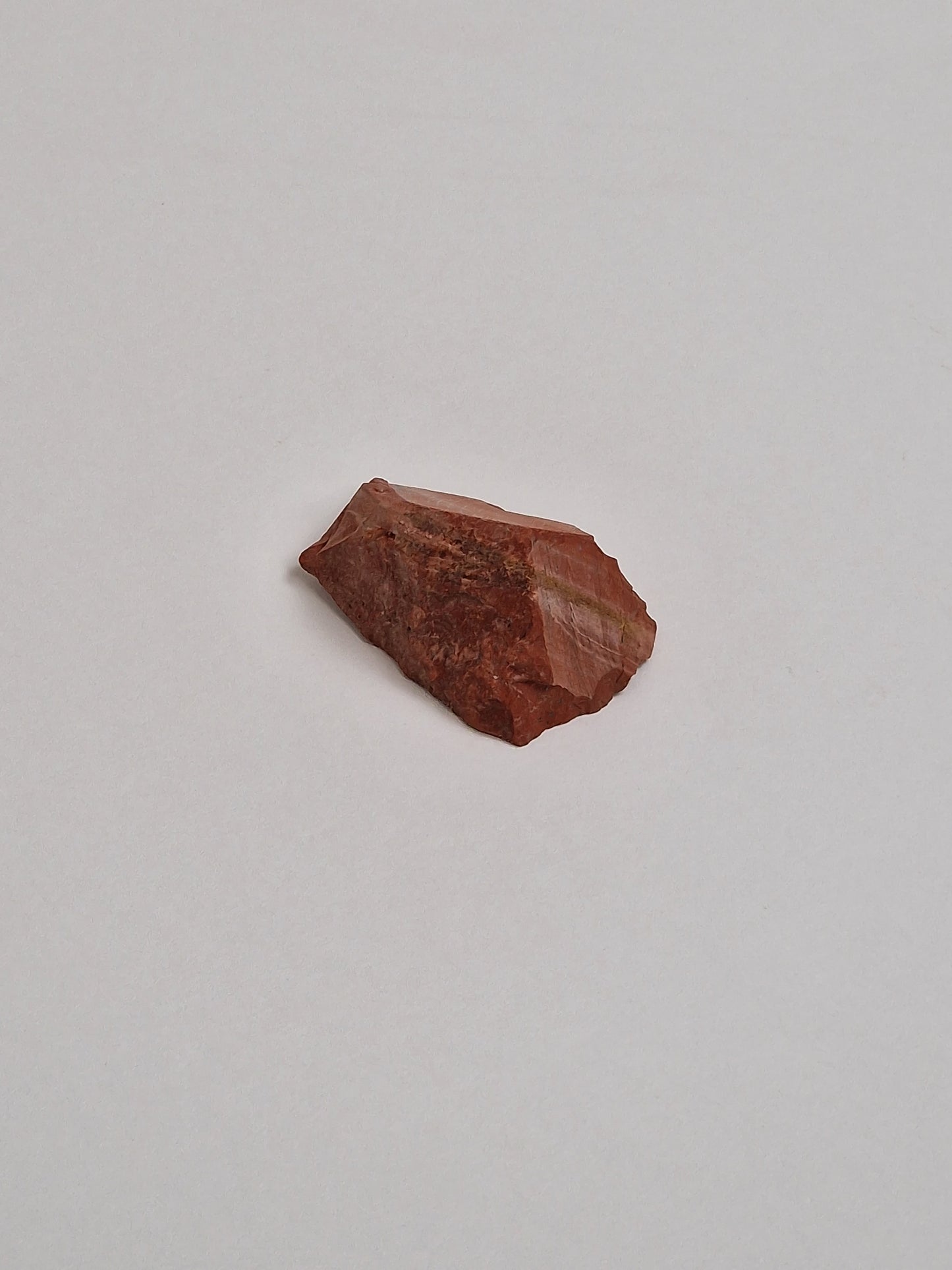 Roter Jaspis, roter Jaspiskristall mit weißem Salbei, Räucherstäbchen und Palo Santo