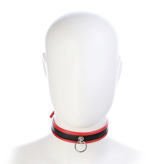 Collar in red leather