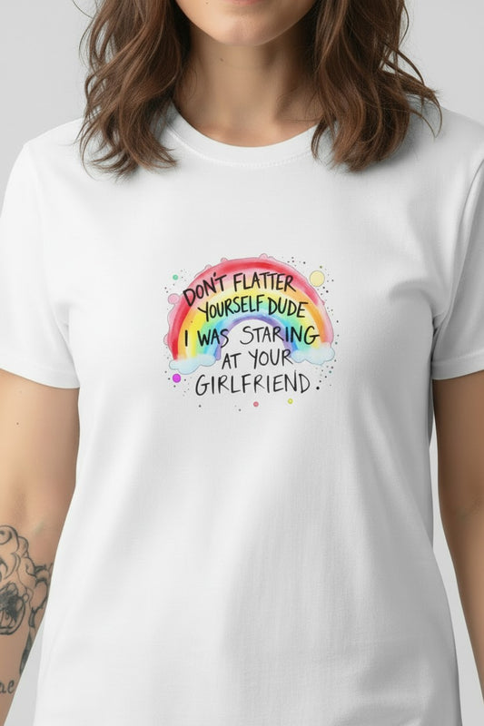 T-shirt med tryck, DON'T FLATTER YOURSELF I WAS STARING AT YOUR GIRLFRIEND!
