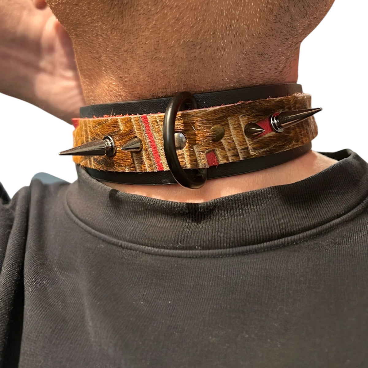 Collar eller choker i läder med nitar