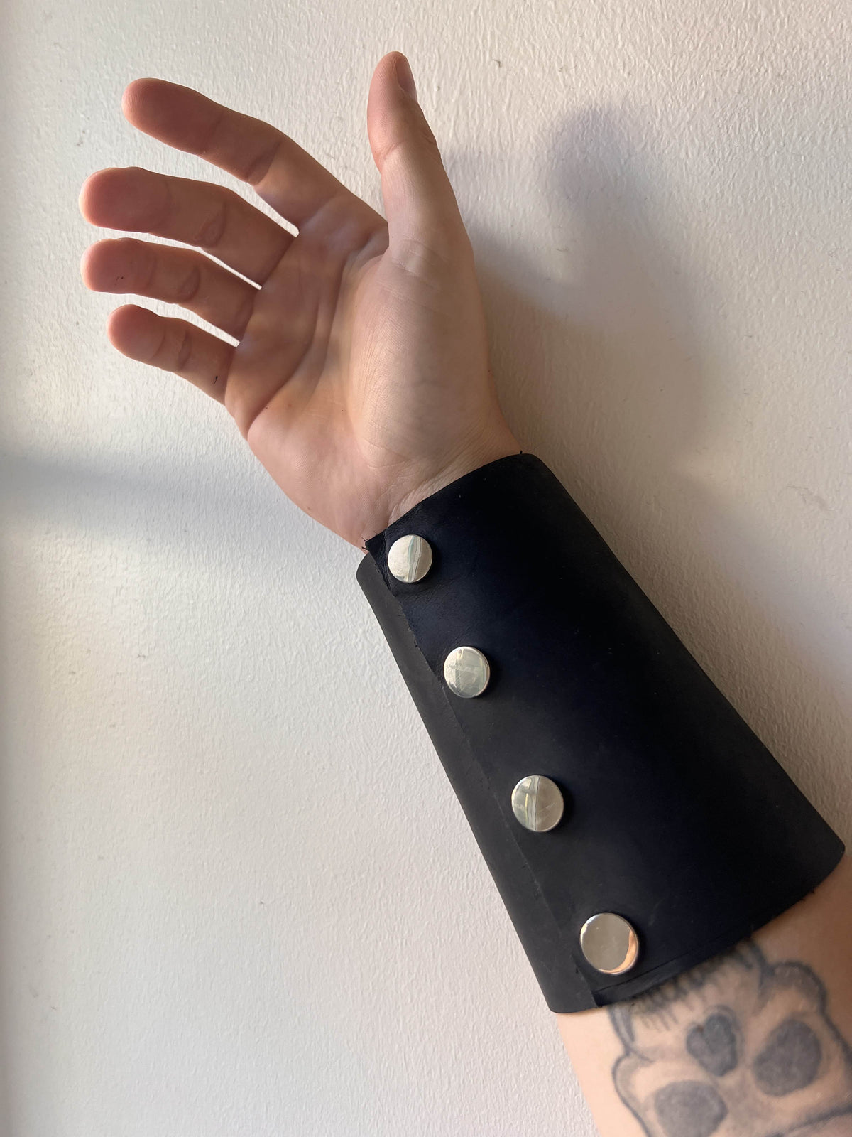 Armband, brett i äkta svart läder med silver, blå eller röda knappar