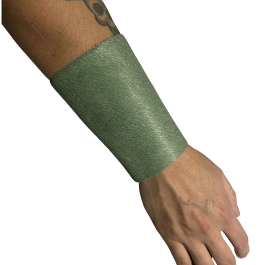Armband, brett i äkta grönt och hårigt läder