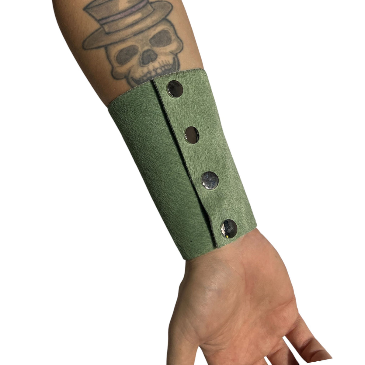Armband, brett i äkta grönt och hårigt läder